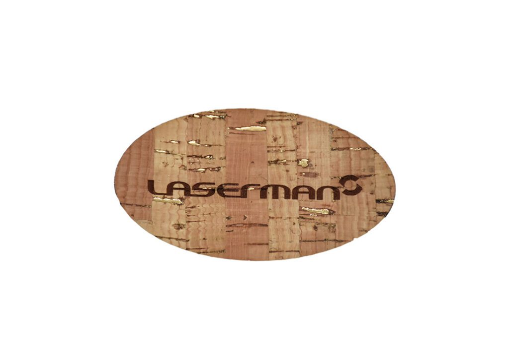 gravering i kork med LaserMans logo