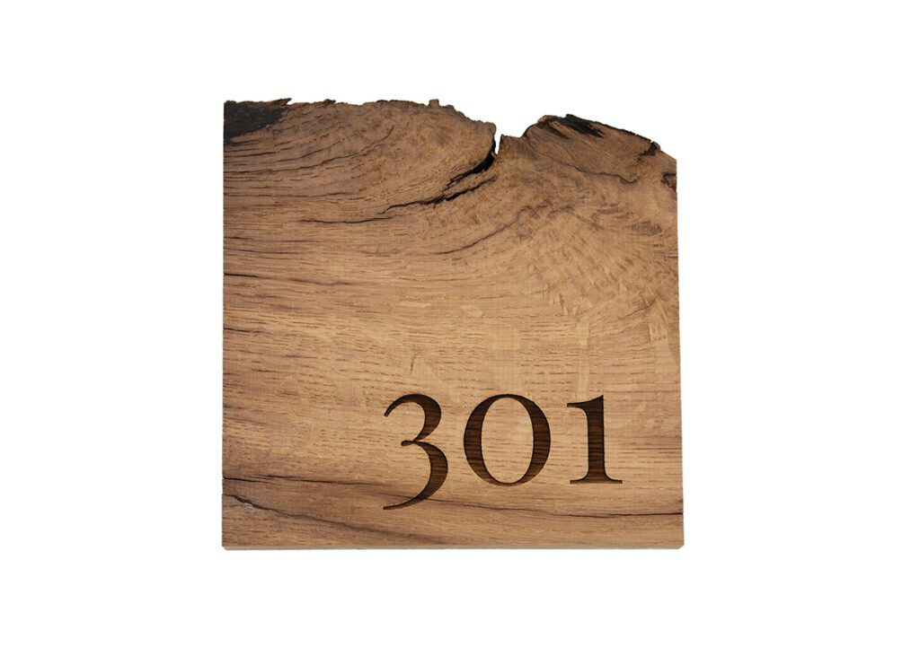 rustikt træ med graveret tal