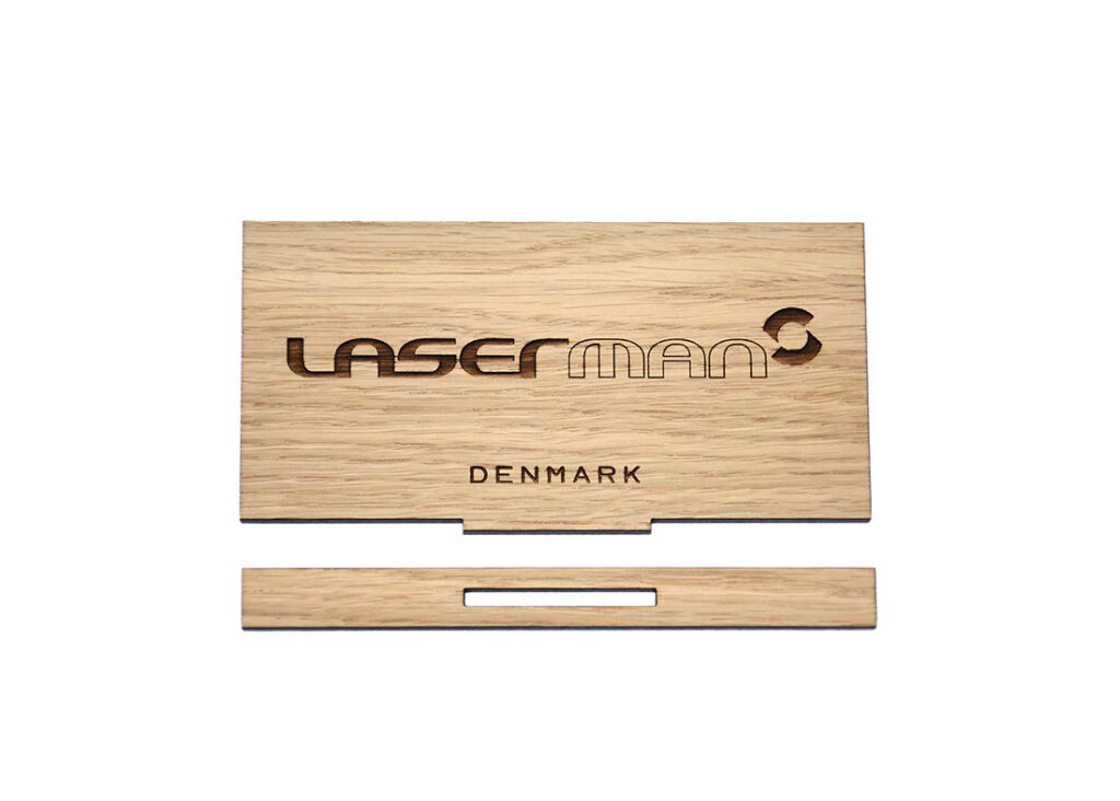 laserskæring i træ skilt med lasermans logo