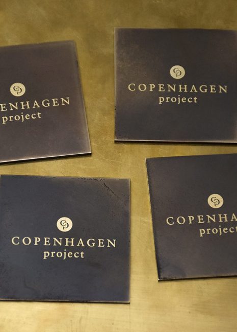 Brunerede messingskilte med Copenhagen Project logo