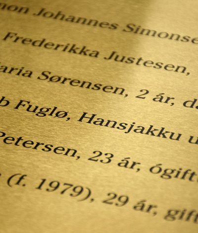 Gravering i messing plade med færøsk tekst