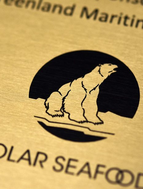 Gravering i messing plade med Polar Seafood logo